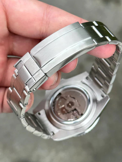 GMT Dual-Time "Coke" - Reloj personalizado con movimiento automático NH35 y acero inoxidable 316L | XP Watch Co.