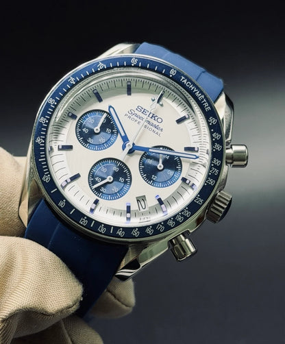 Speedy Mod ‘Snoopy’ Blue Rubber Strap - Reloj personalizado con cristal de zafiro | XP Watch Co.