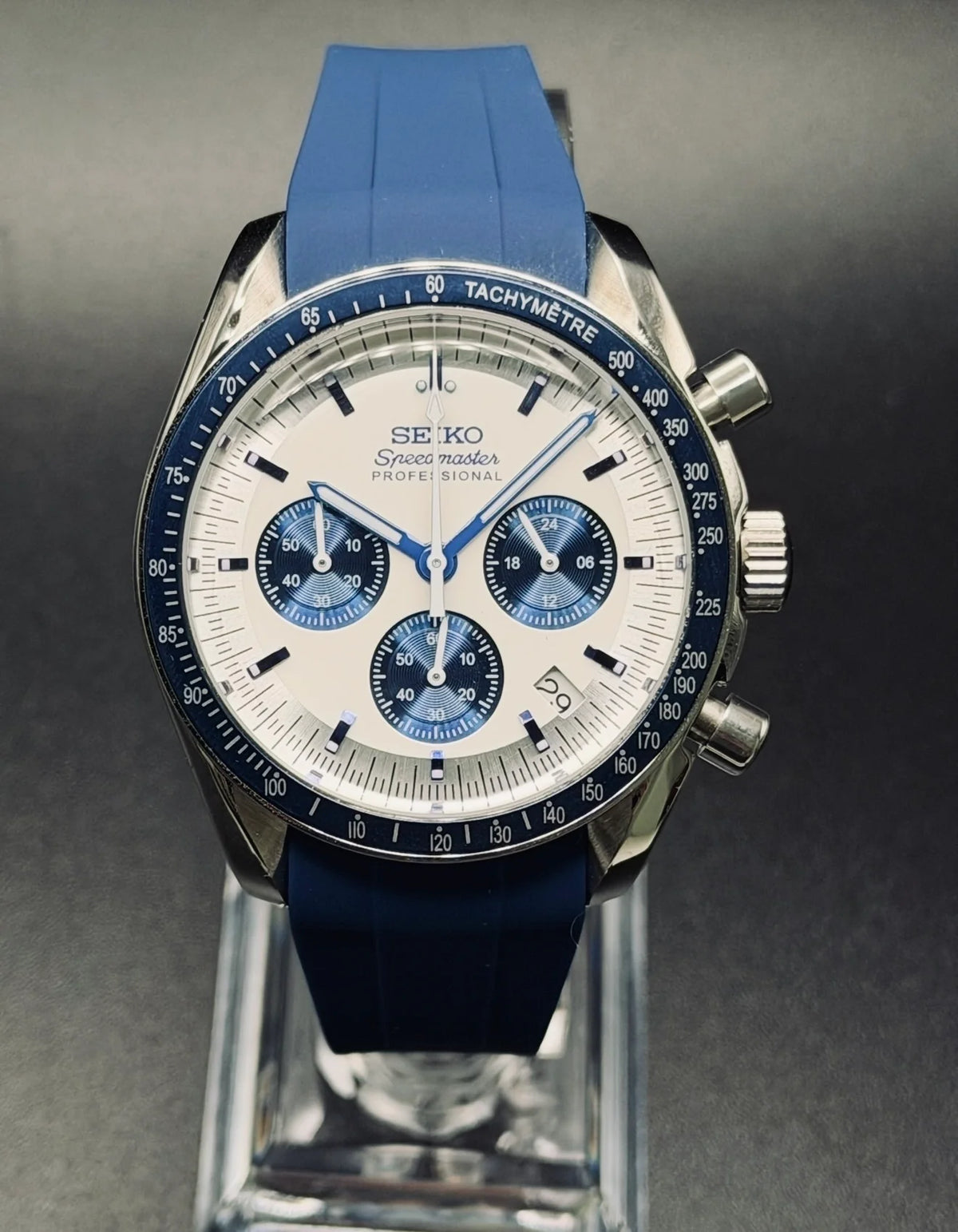 Speedy Mod ‘Snoopy’ Blue Rubber Strap - Reloj personalizado con cristal de zafiro | XP Watch Co.