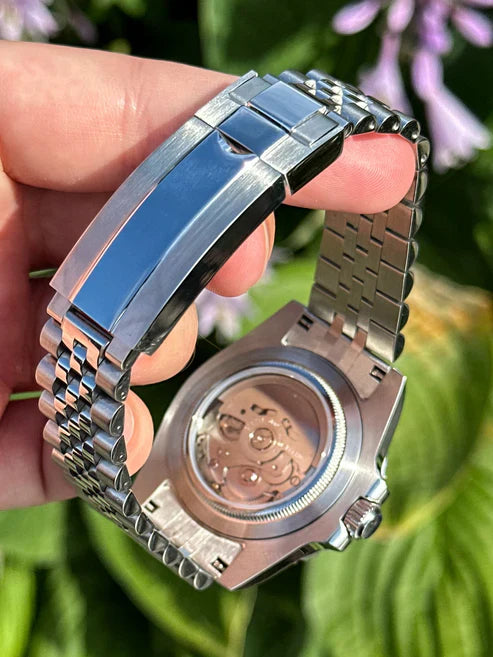 GMT Dual-Time "Black/Grey" (Bruce Wayne) - Reloj personalizado con movimiento automático NH35 y acero inoxidable 316L | XP Watch Co.