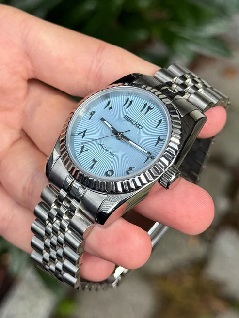 DJ-Fluted "Sky Blue" Árabe - Reloj personalizado con cristal de zafiro y acero inoxidable 316L | XP Watch Co.