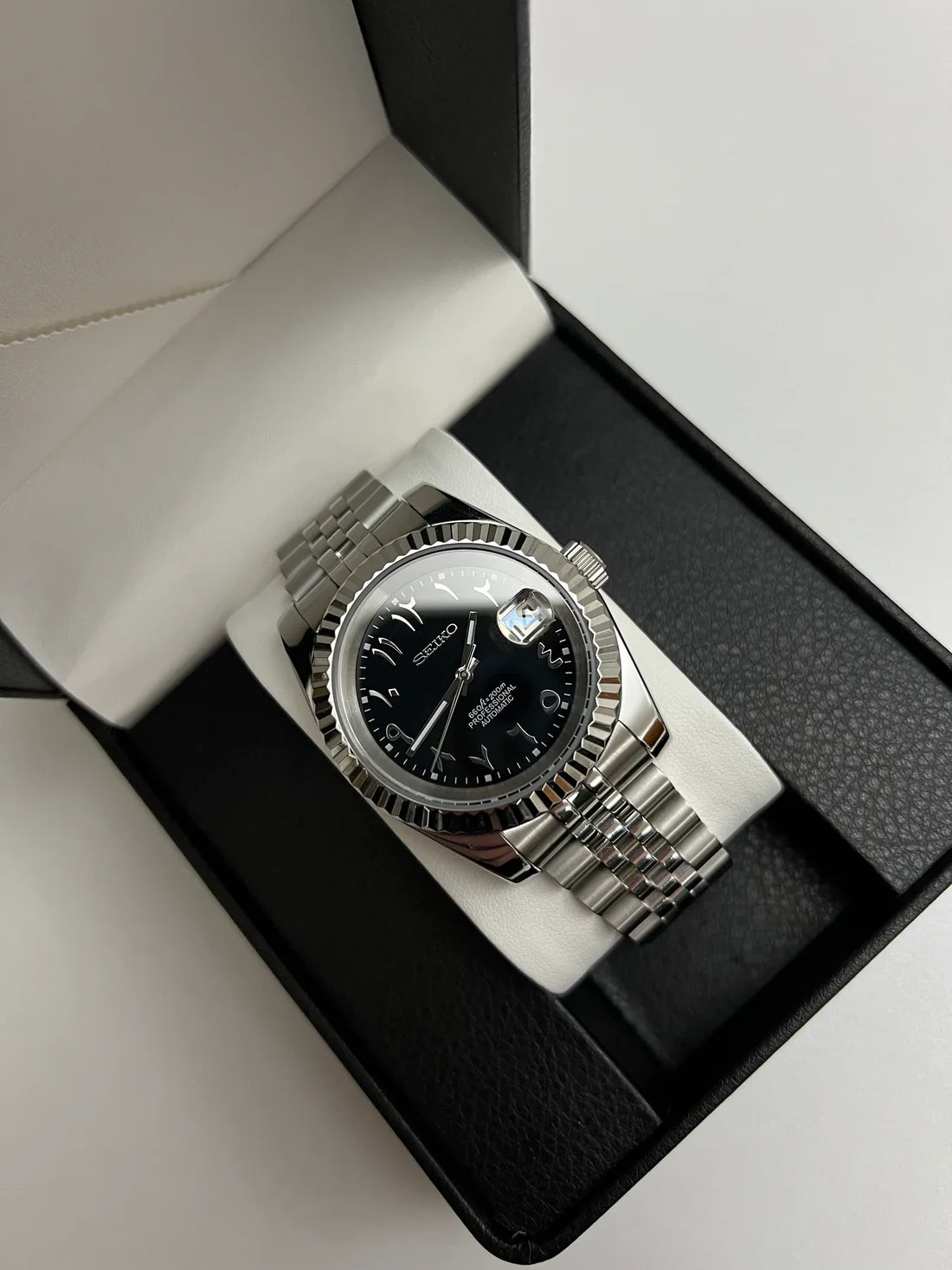 DJ-Fluted "Black" Árabe - Reloj personalizado con movimiento automático NH35 y cristal de zafiro | XP Watch Co.
