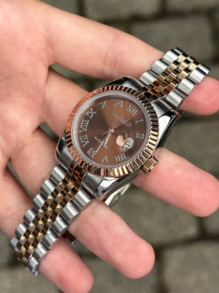 Ladyjust | Two-Tone RoseGold Bronze Roman - Reloj personalizado con cristal de zafiro y acero inoxidable 316L | XP Watch Co.