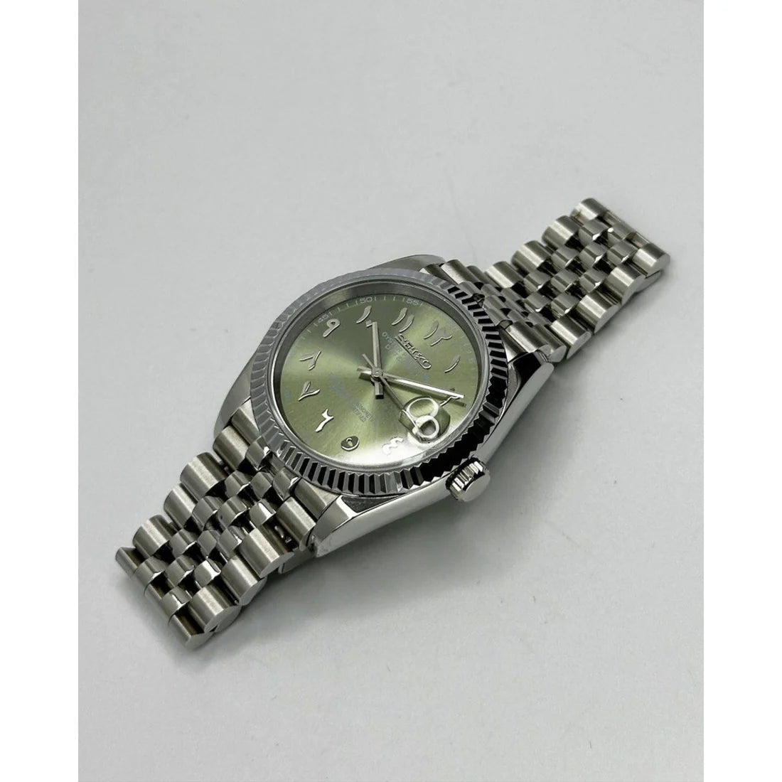 DJ-Fluted "Green" Árabe - Reloj personalizado con cristal de zafiro y acero inoxidable 316L | XP Watch Co.
