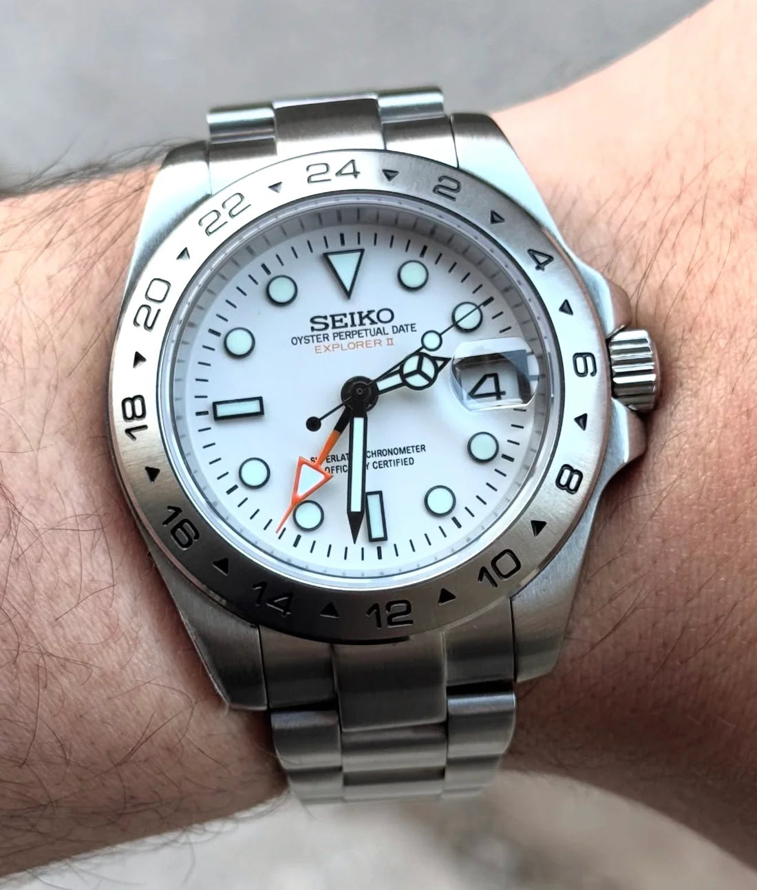 GMT Dual-Time Dual-Time "Explorer White" - Reloj personalizado con cristal de zafiro y acero inoxidable 316L | XP Watch Co.