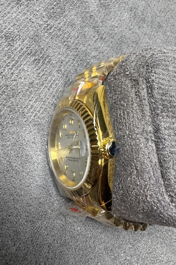 DJ-Fluted Gold "Pure White" Árabe - Reloj personalizado con cristal de zafiro y acero inoxidable 316L | XP Watch Co.