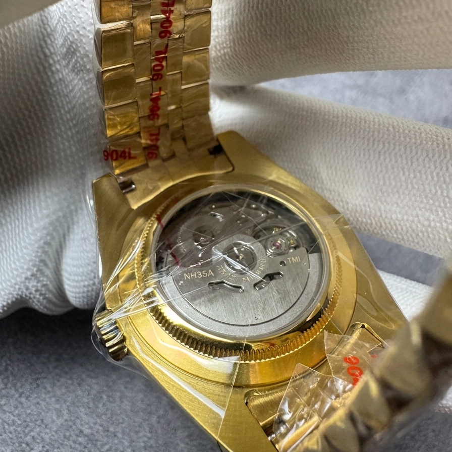 DJ-Fluted Gold "Pure White" Árabe - Reloj personalizado con movimiento automático NH35 y acero inoxidable 904L | XP Watch Co.