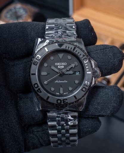 Seimod Black Knight - Reloj personalizado con movimiento automático NH35 y acero inoxidable 316L | XP Watch Co.
