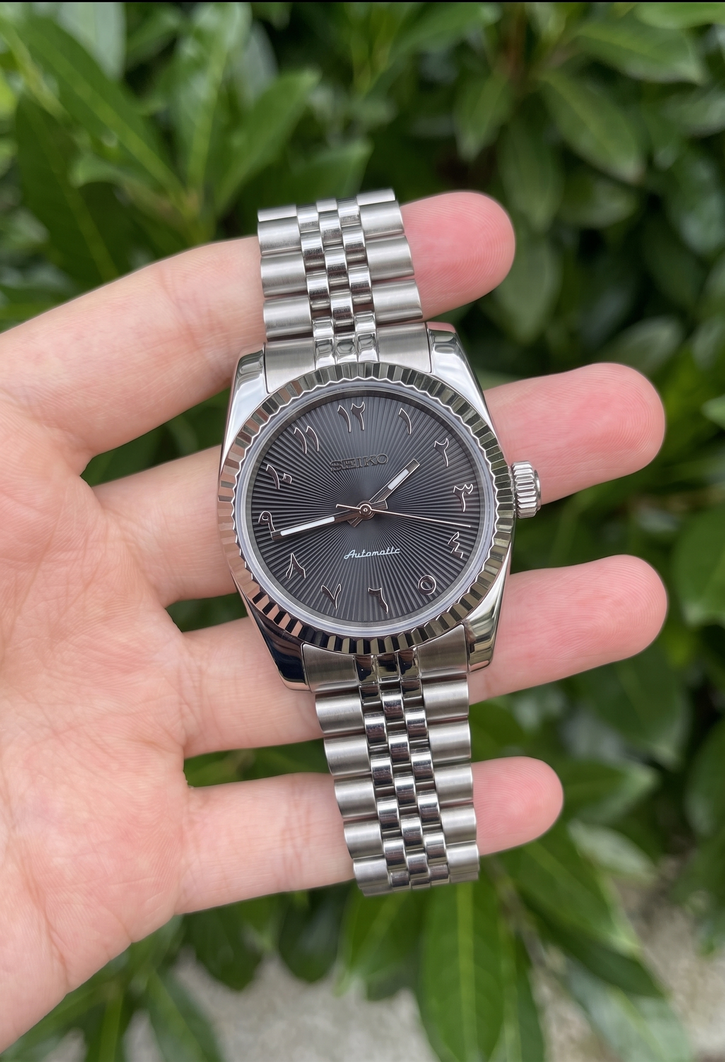 DJ-Fluted "Silver Stealth" Árabe - Reloj automático personalizado con acero 316L y cristal de zafiro | XP Watch Co.