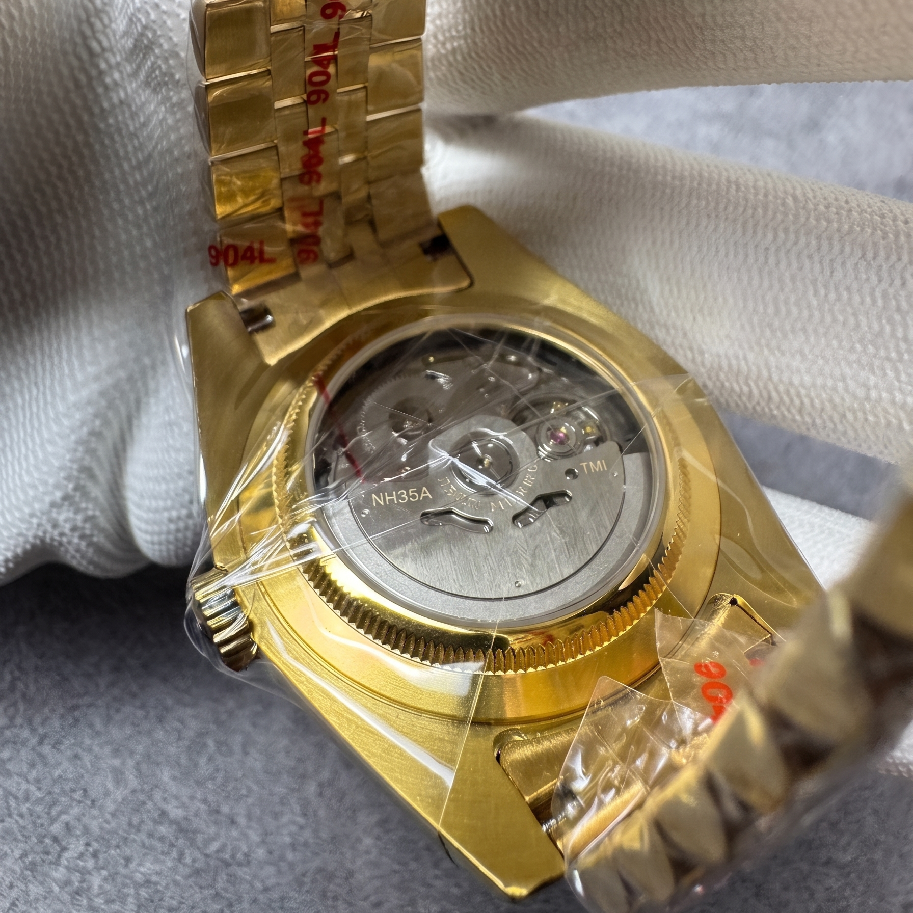 DJ-Fluted Gold "Pure White" Árabe - Reloj personalizado con movimiento automático NH35 y acero inoxidable 904L | XP Watch Co.