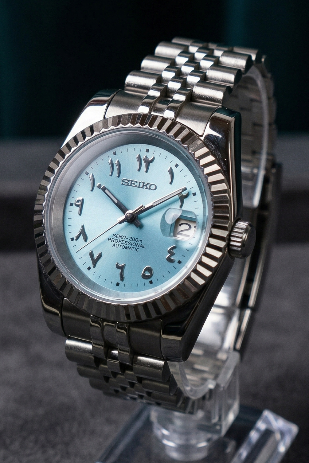 DJ-Fluted "Light Blue" Árabe - Reloj personalizado con cristal de zafiro y acero inoxidable 316L | XP Watch Co.