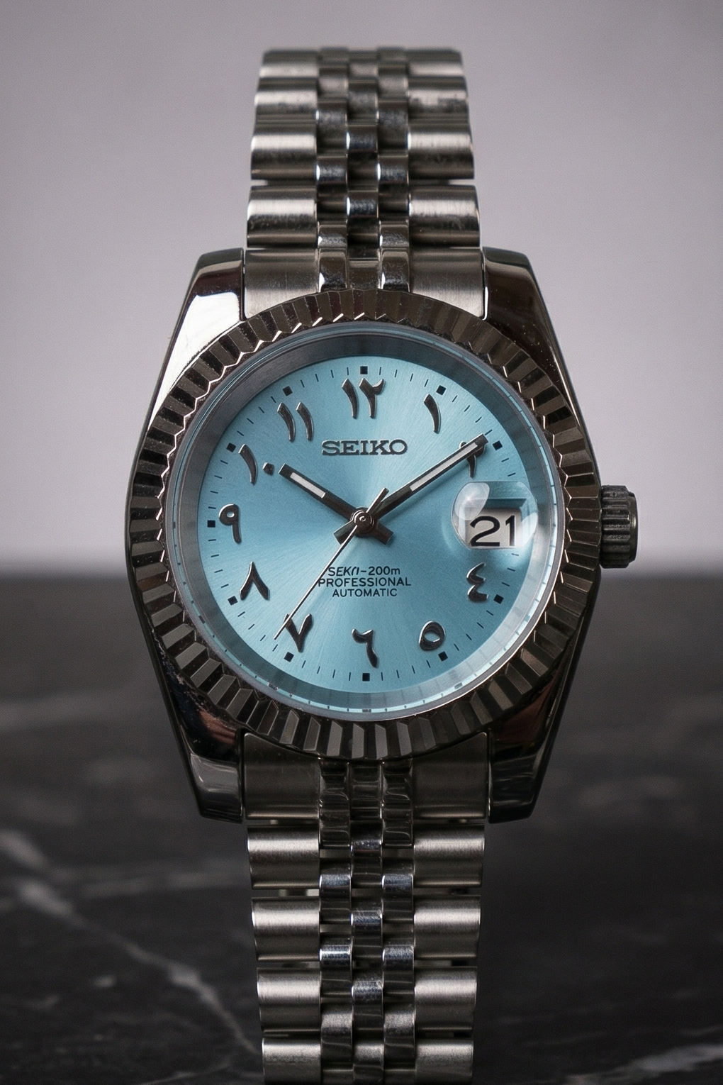 DJ-Fluted "Light Blue" Árabe - Reloj personalizado con cristal de zafiro y acero inoxidable 316L | XP Watch Co.