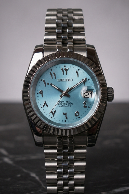 DJ-Fluted "Light Blue" Árabe - Reloj personalizado con cristal de zafiro y acero inoxidable 316L | XP Watch Co.