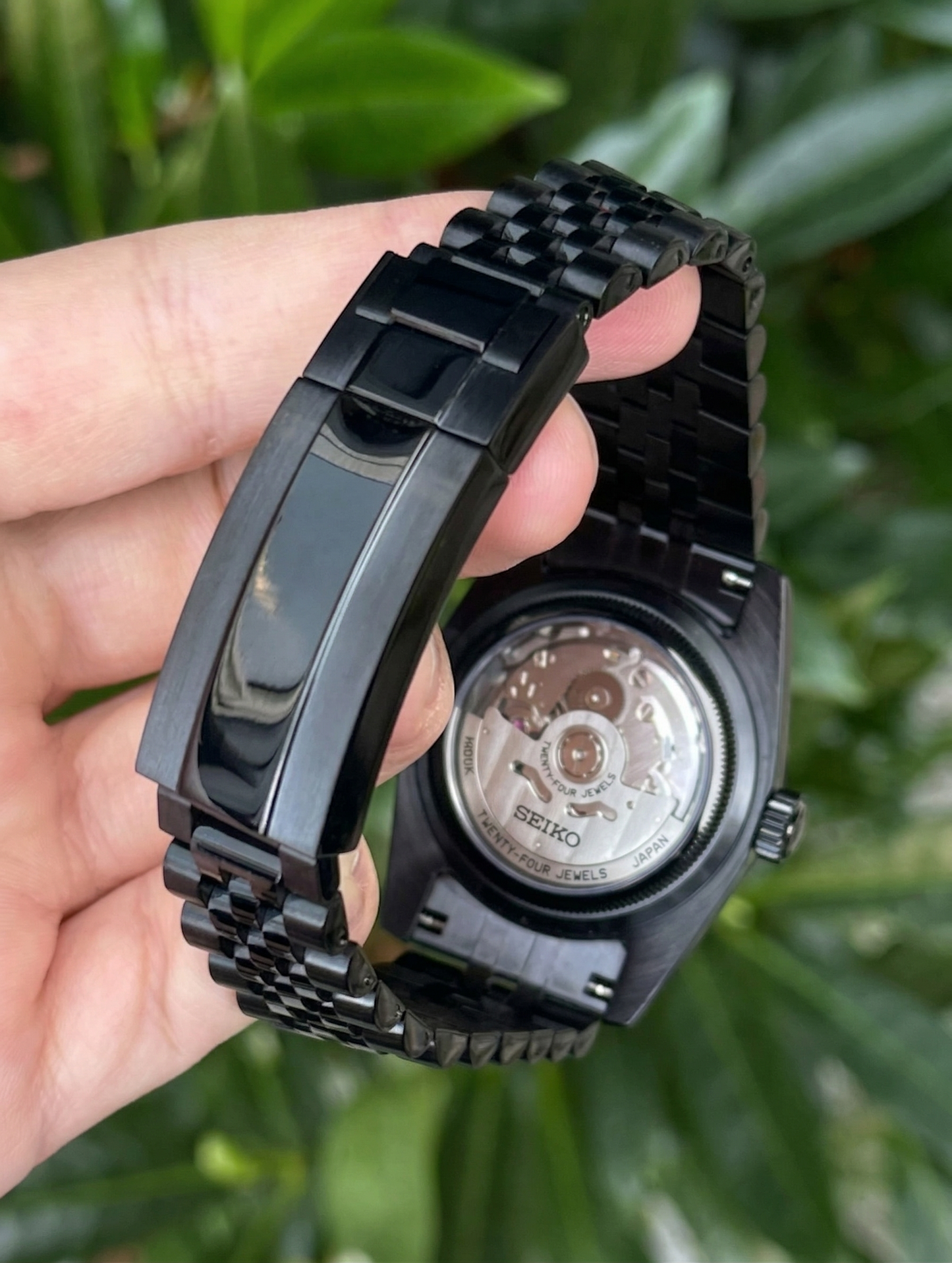 DJ-Fluted "Black Stealth" Árabe - Reloj personalizado con movimiento automático NH35 y acero inoxidable 316L | XP Watch Co.