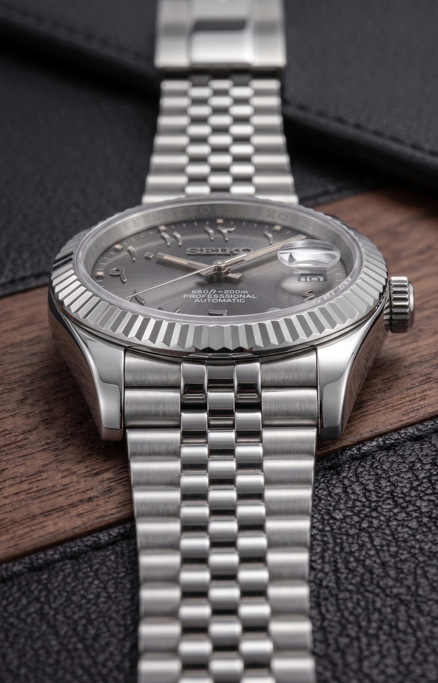 DJ-Fluted Mod "Grey Rhodium" Árabe con movimiento NH35, cristal zafiro y acero 316L | XP Watch Co.
