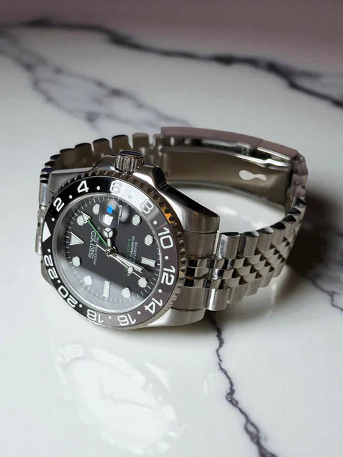 GMT Dual-Time "Black/Grey" (Bruce Wayne) - Reloj personalizado con movimiento NH35 y acero inoxidable 316L | XP Watch Co.