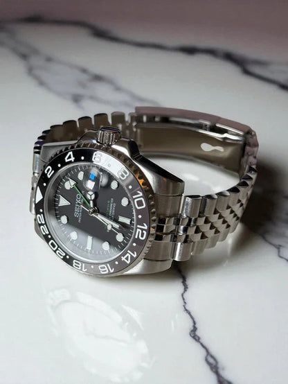 GMT Dual-Time "Black/Grey" (Bruce Wayne) - Reloj personalizado con movimiento NH35 y acero inoxidable 316L | XP Watch Co.