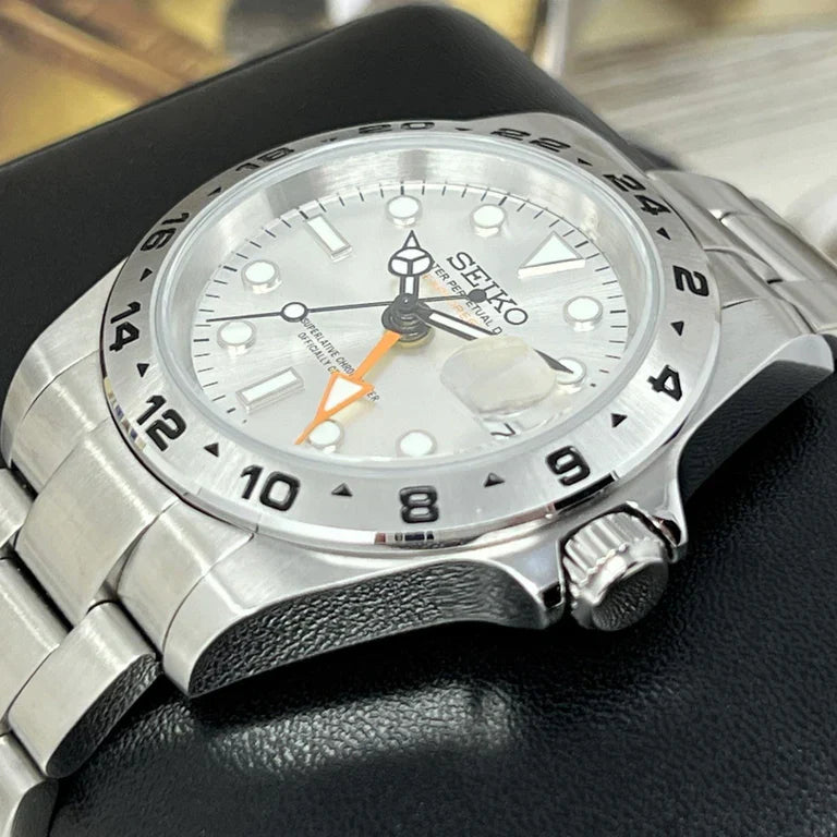 GMT Dual-Time Dual-Time "Explorer White" - Reloj personalizado con cristal de zafiro y acero inoxidable 316L | XP Watch Co.