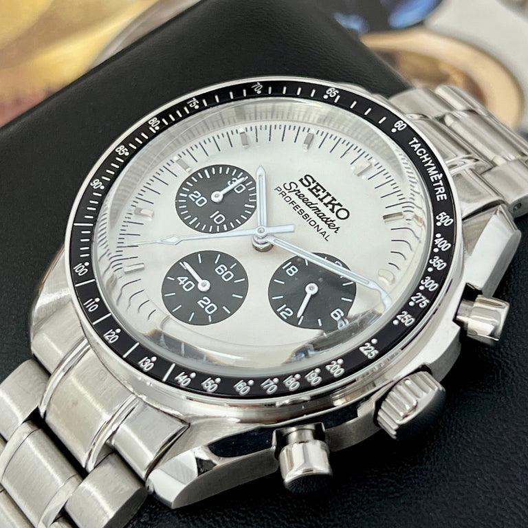 Speedy Chrono "Panda" - Reloj personalizado con cronógrafo VK63 y cristal de zafiro | XP Watch Co.