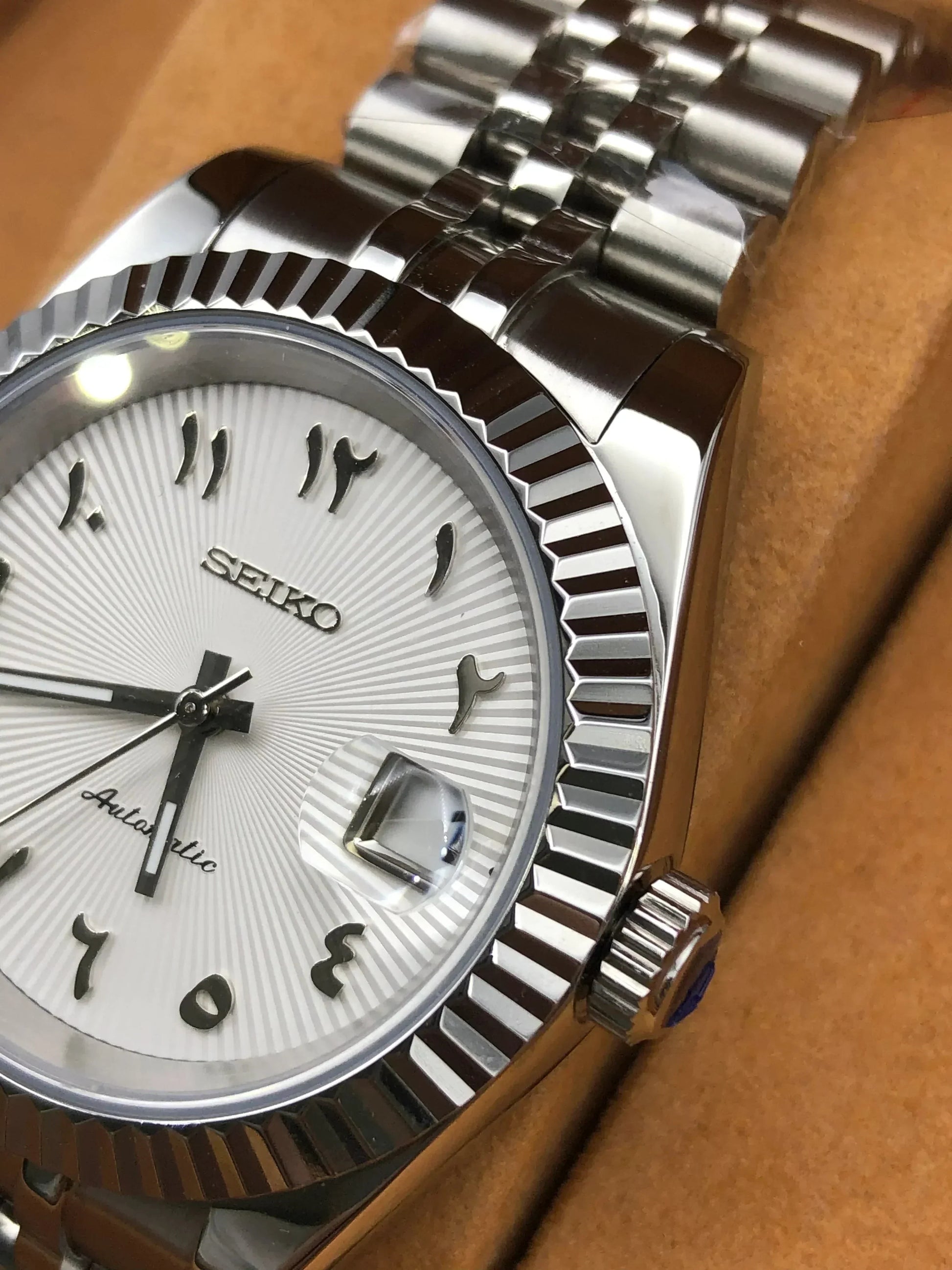 DJ-Fluted "White Textured" Árabe con movimiento NH35 automático, acero 316L y cristal zafiro | XP Watch Co.