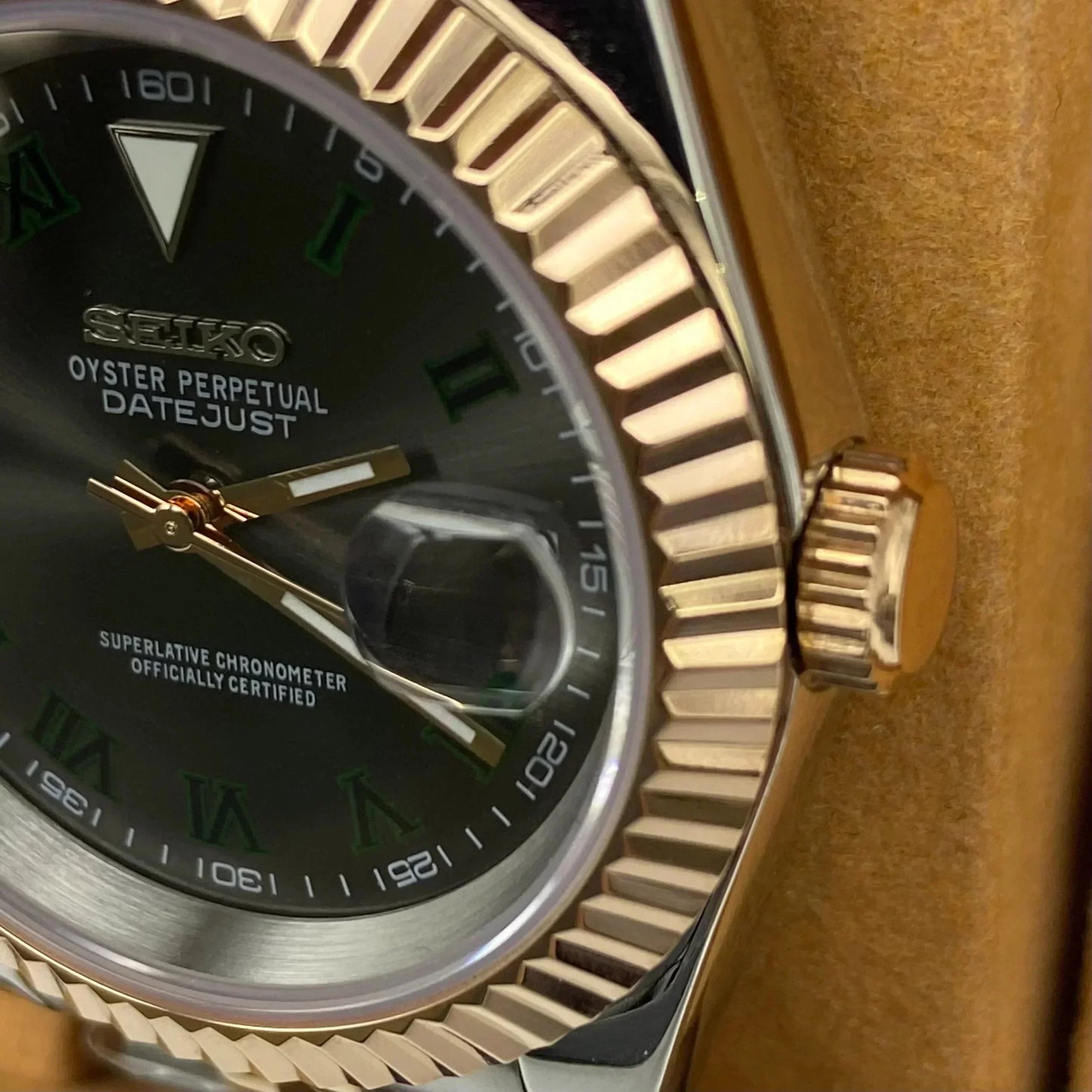 DJ-Fluted "Two Tone gold W/Black Roman" (Wimbledon) - Reloj personalizado con cristal de zafiro | XP Watch Co.