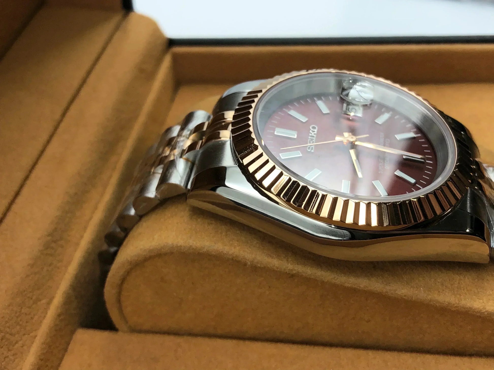 DJ-Fluted "Two Tone Rose Gold W/Red" - Reloj personalizado con cristal de zafiro y movimiento NH35 | XP Watch Co.