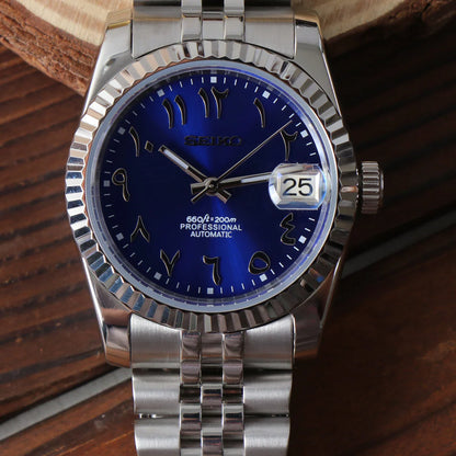 DJ-Fluted "Sunburst Blue" Árabe - Reloj personalizado con movimiento automático NH35 y cristal de zafiro | XP Watch Co.