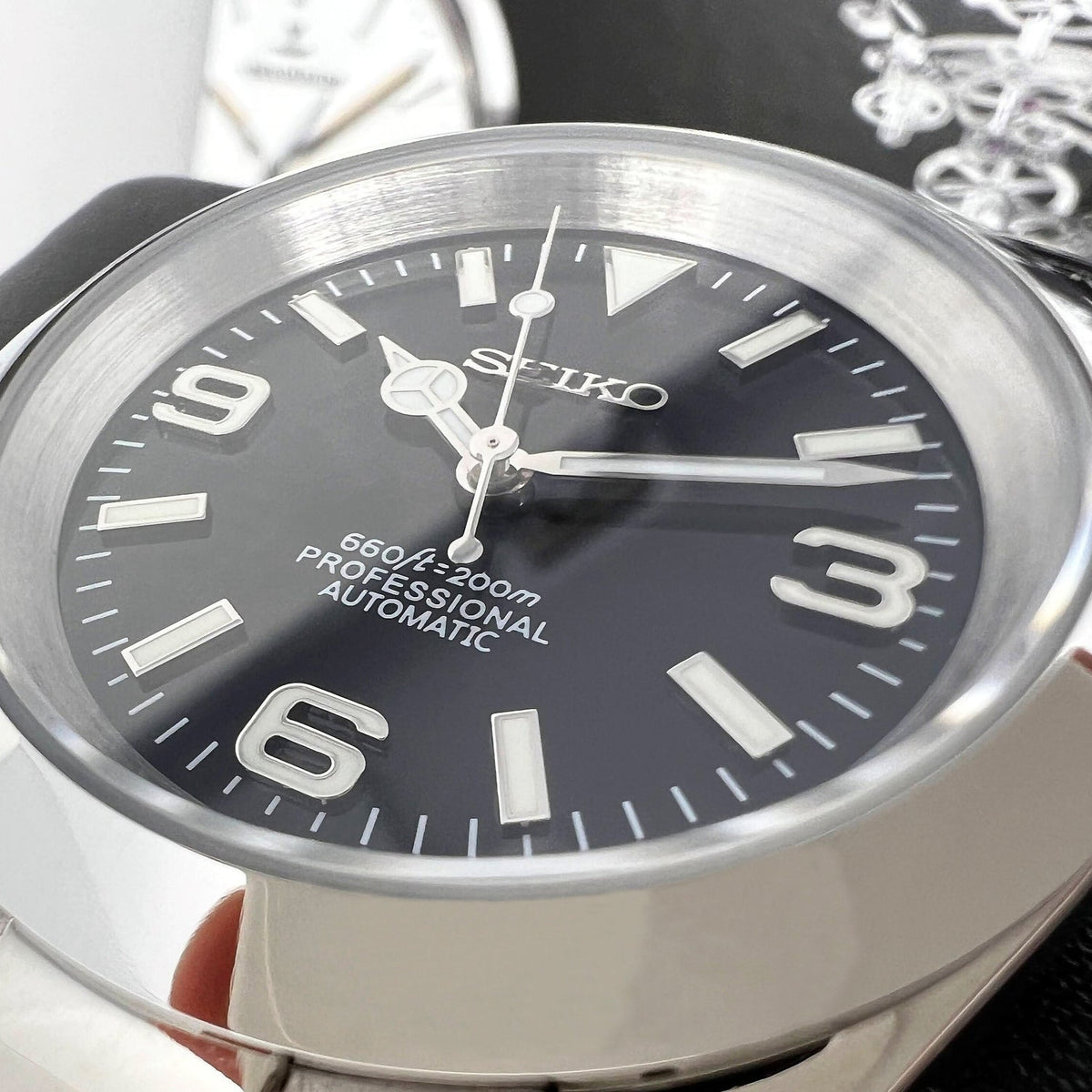 DJ-Fluted "Black" (Non-Fluted Bezel) - Reloj personalizado con cristal de zafiro y movimiento automático NH35 | XP Watch Co.