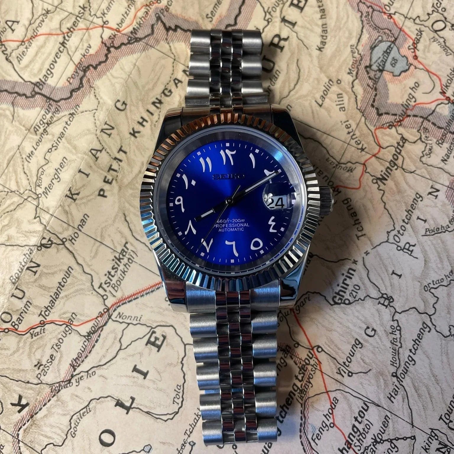DJ-Fluted "Sunburst Blue" Árabe - Reloj personalizado con cristal de zafiro y acero inoxidable 316L | XP Watch Co.